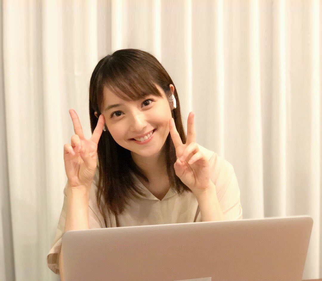 圆脸但脸小发量多女生适合的发型,圆脸女孩扎什么发型才能显脸小