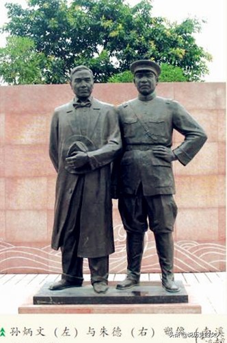 她6岁生父被杀，16岁被周恩来认作养女，47岁被害，头插长钉