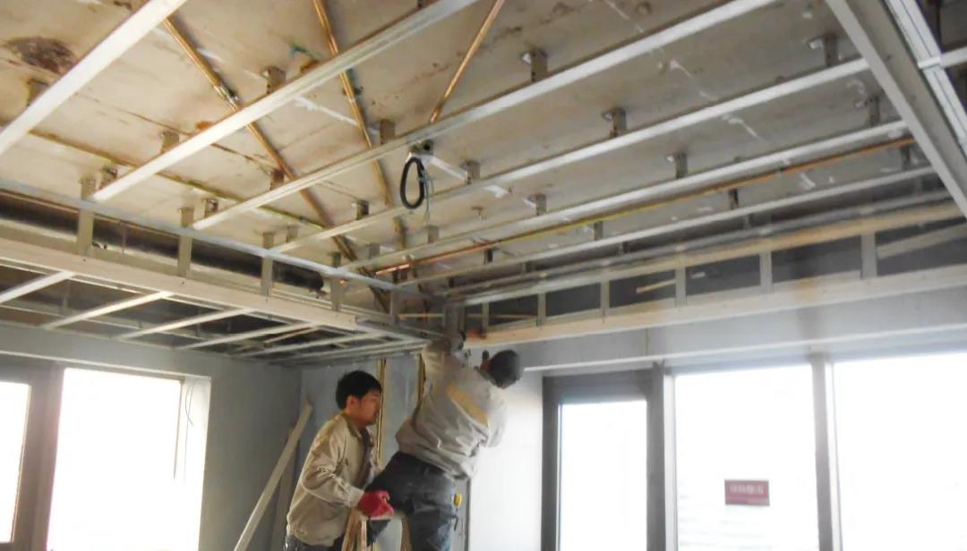 全轻钢龙骨吊顶施工工艺教程,轻钢龙骨隔墙施工工艺流程视频