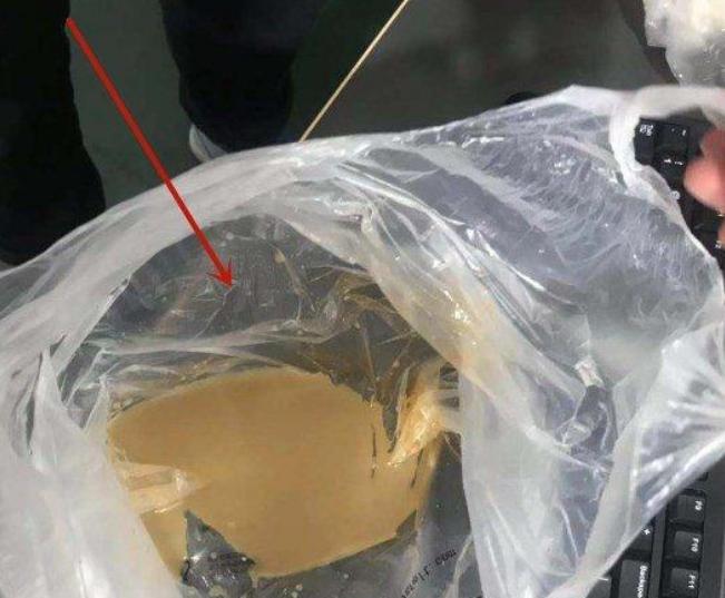 男同事点外卖,汤洒出一半,正要给差评,外卖小哥发来这种短信