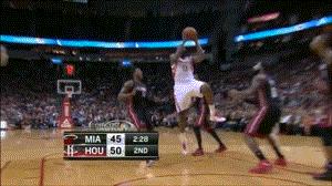 街球左右手交替胯下大幅度运球,单手运球转身加胯下街球动作