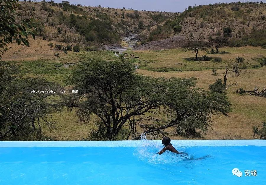 他，百亿富豪，常近乎全裸出现在公共视线里，却被英女王封为爵士