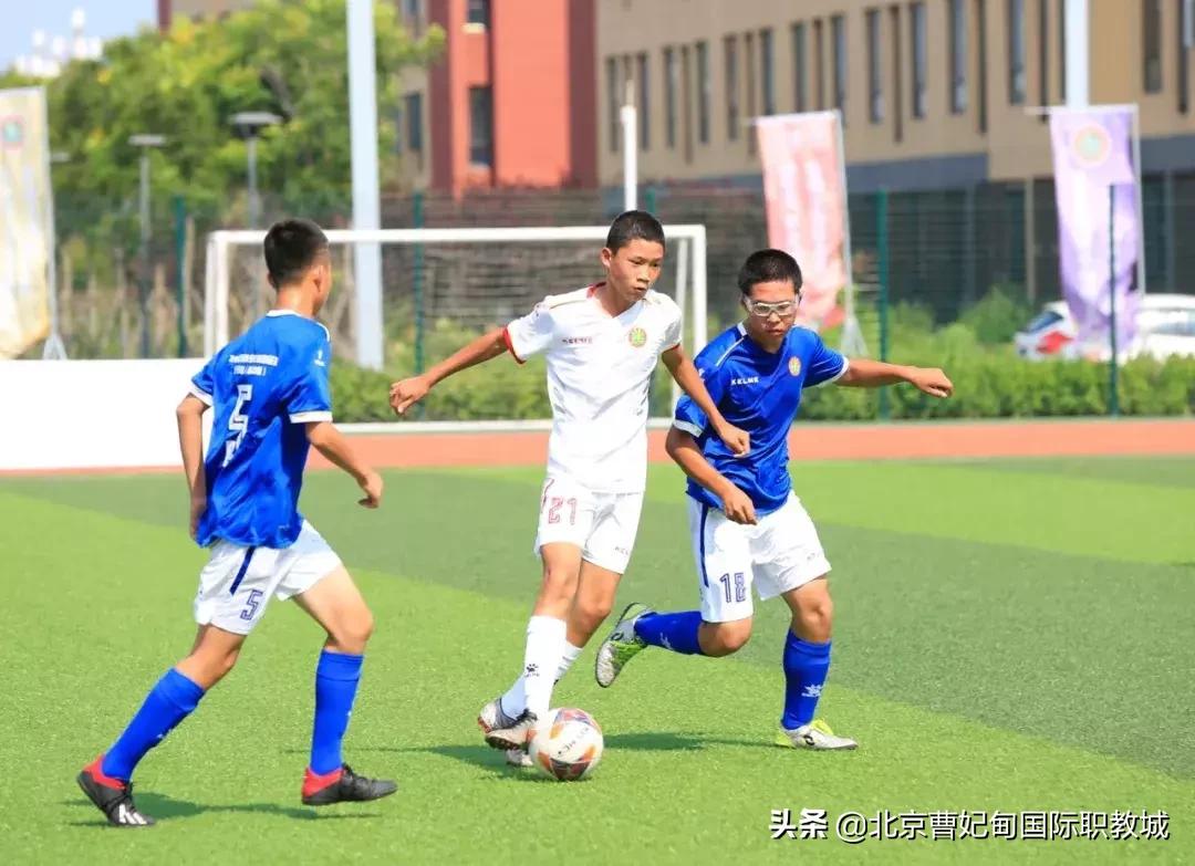 酷暑炎夏也挡不住球友打球的决心,足球绿茵场上的豪情与梦想