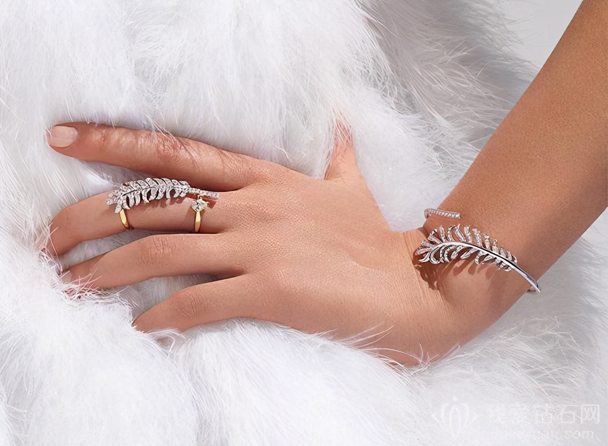 女性右手中指戴戒指是什么意思,右手中指戴戒指是什么意思女孩子