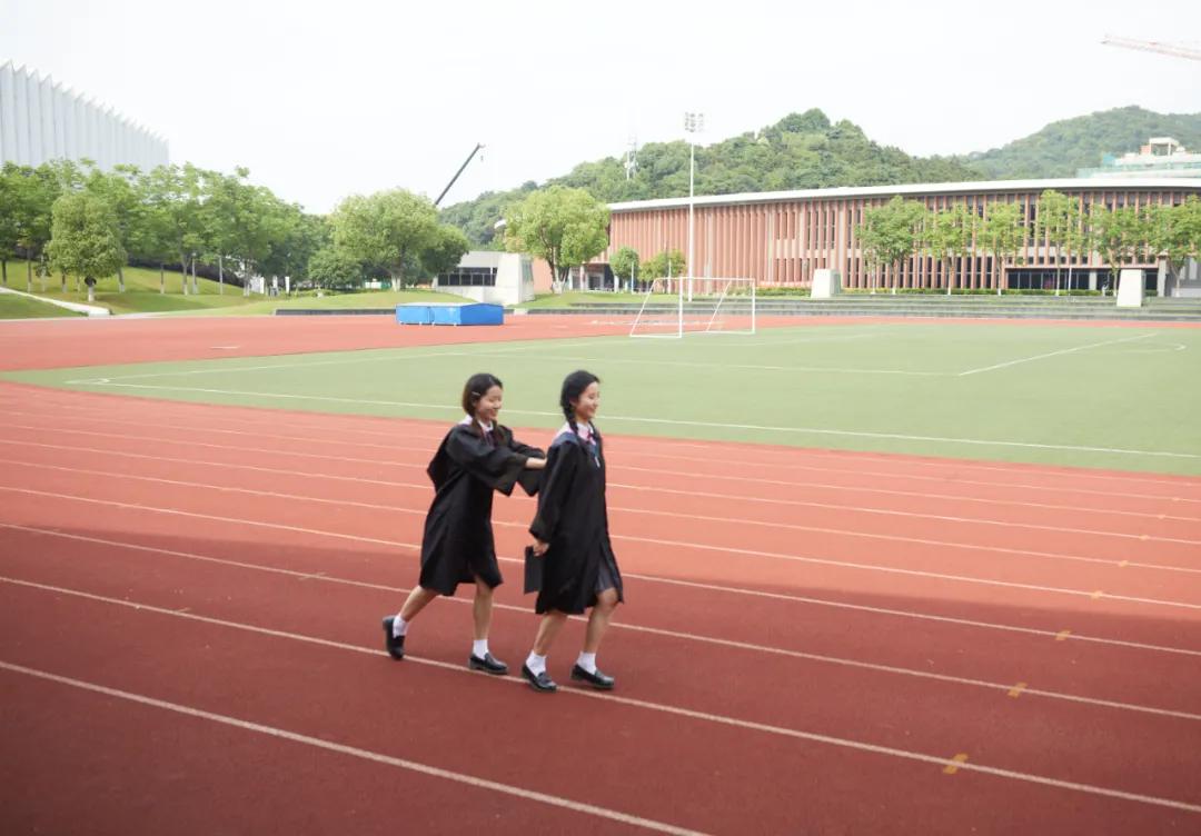 毕业照自己拍全身合成,毕业照自己拍怎么拍