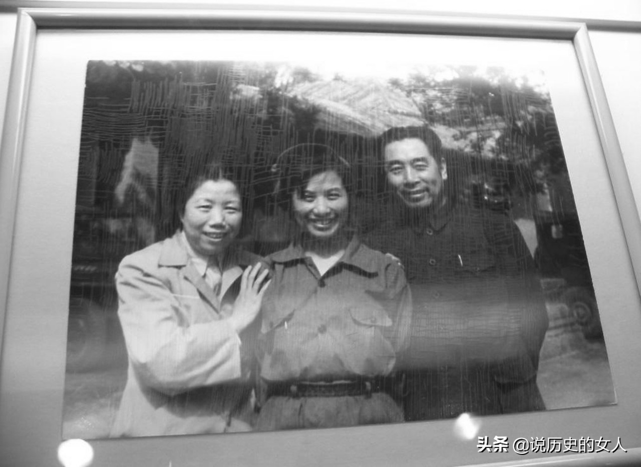 她6岁生父被杀，16岁被周恩来认作养女，47岁被害，头插长钉