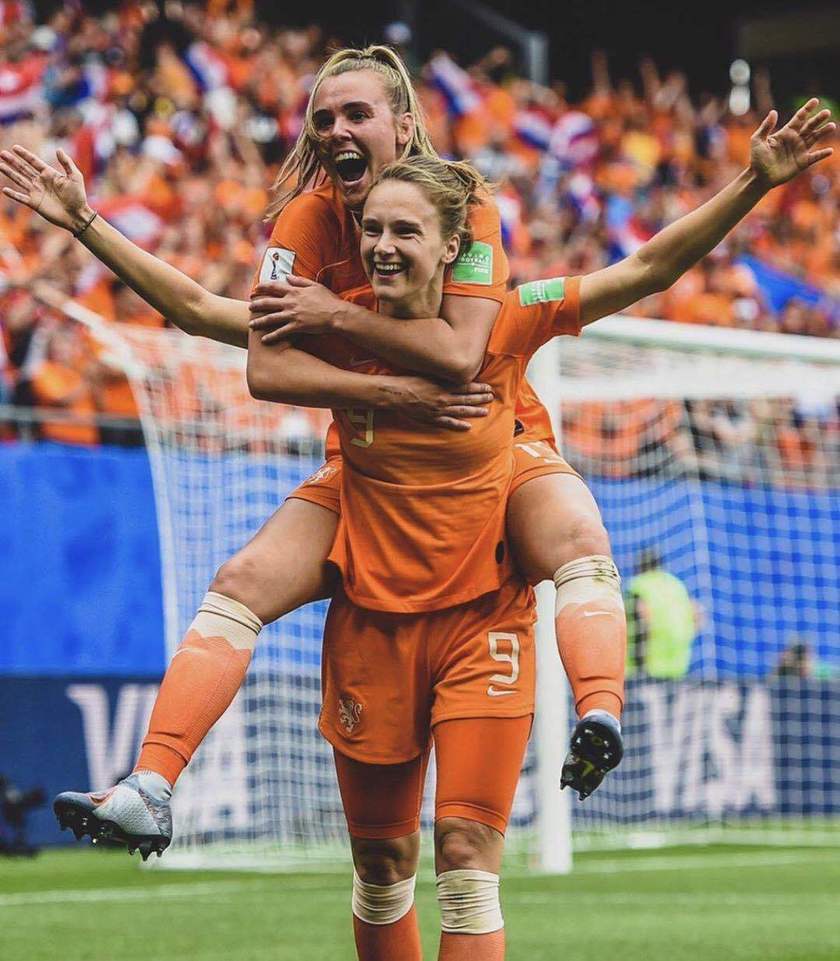 荷兰女足米德玛8:2大胜中国 (米德玛可以打碎荷兰足球吗)