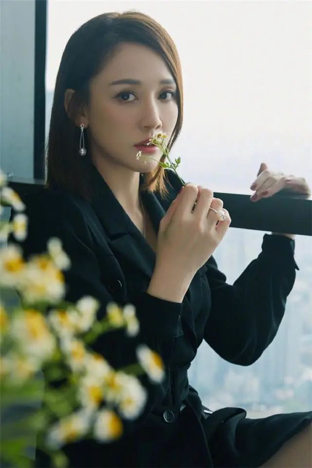 年轻的女人白头发梳什么发型,50岁发量少梳什么发型好看