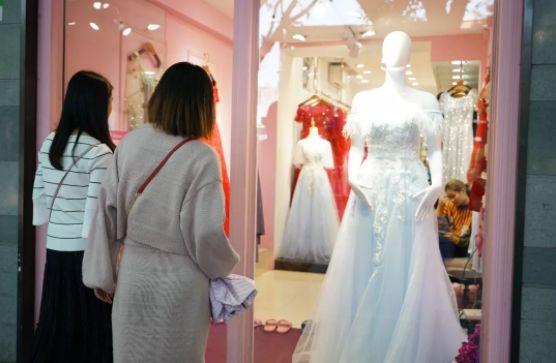 广有一条贩卖幸福的街，每天来这里的人，99%都是办喜事的