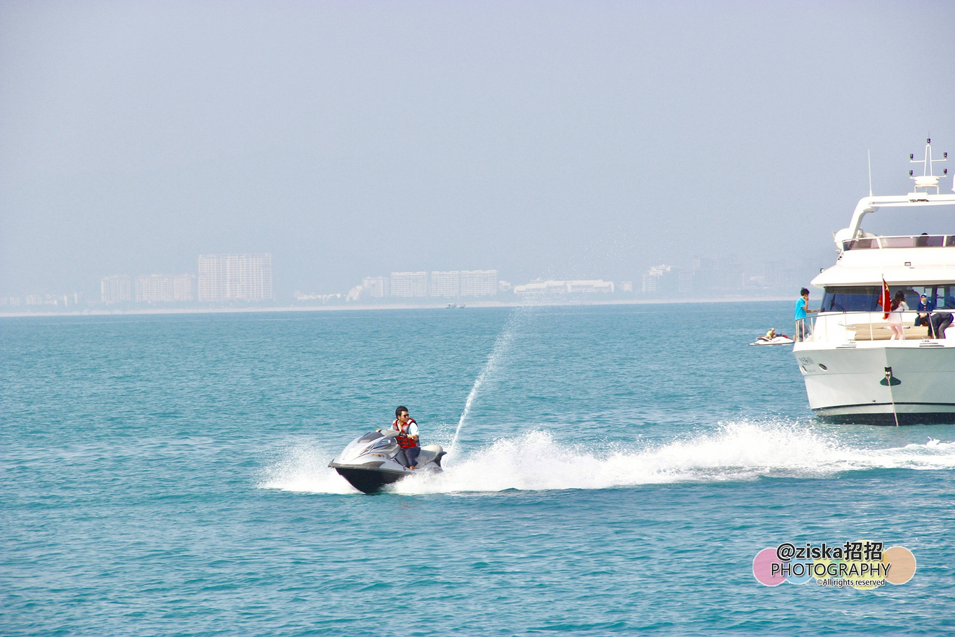 杨紫给李现分享旅游景点,现实生活中李现和杨紫到三亚旅游