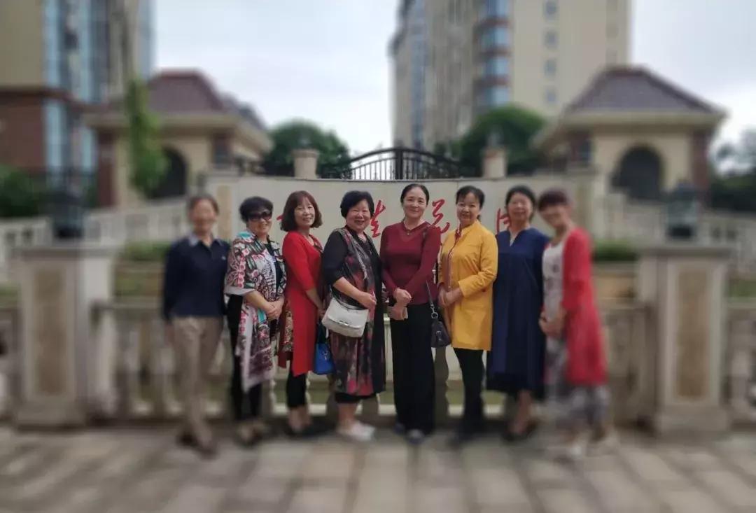 中国大妈旅游拍照姿势五角星,中年大妈拍照摆拍动作