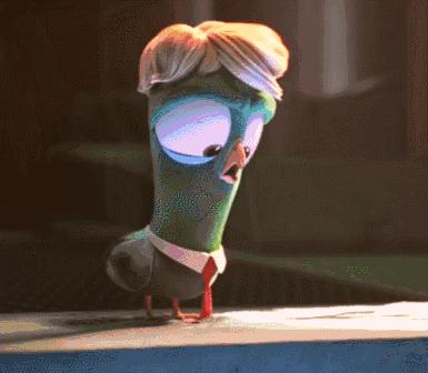 kiss是亲，ass是屁股，但kissherass可不是“kiss她屁股”