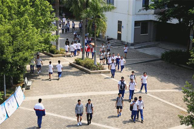 很多人挤破脑袋都想进的学校,万千学子挤破脑袋都要进大学