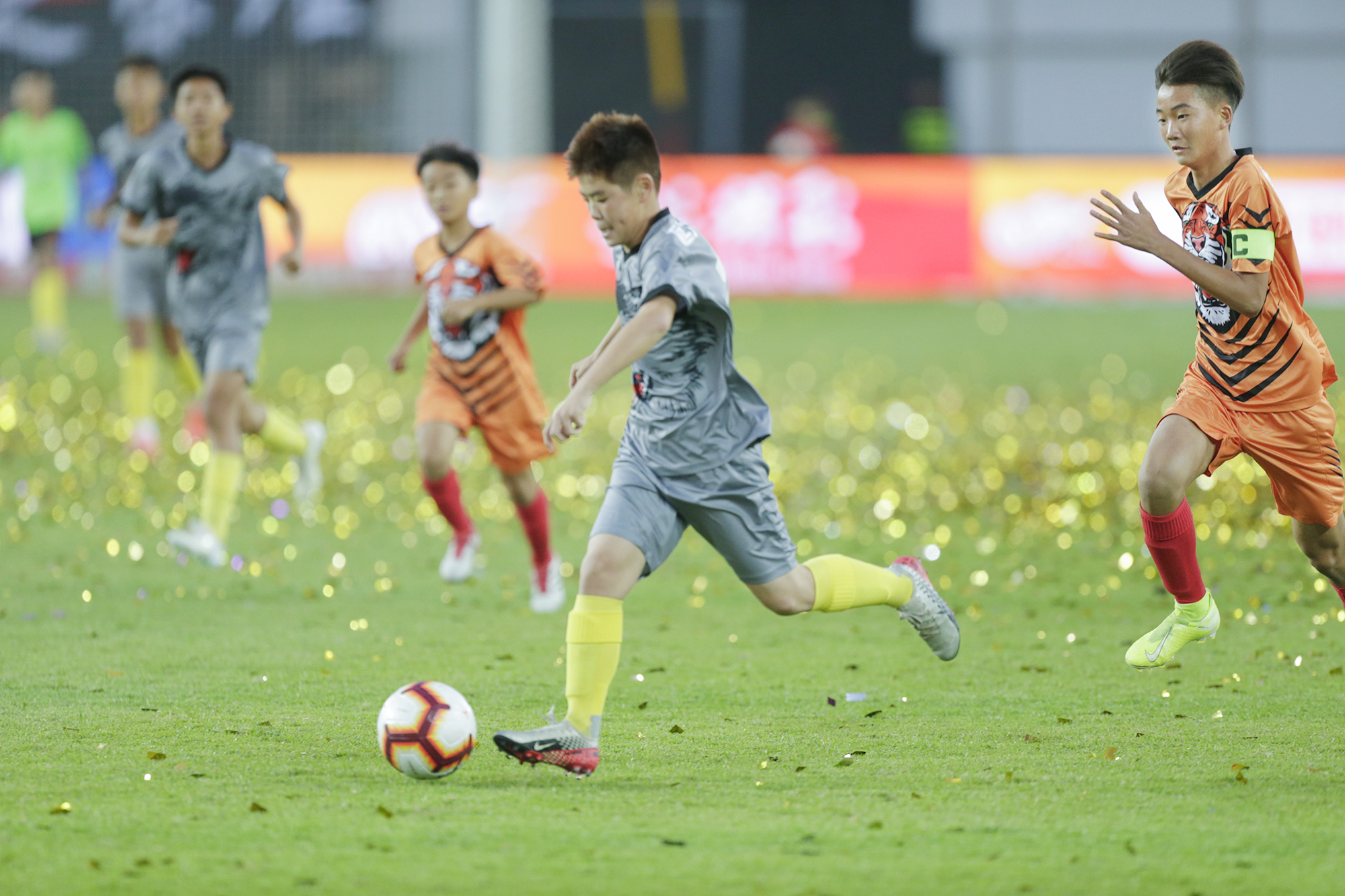 豪夺八冠王演绎王者光荣足校小将亮相庆典代表“未来”