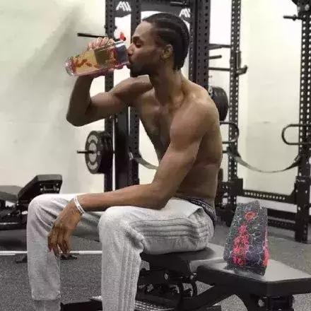 维金斯27分创生涯新高赛后采访,维金斯去年季后赛隔扣