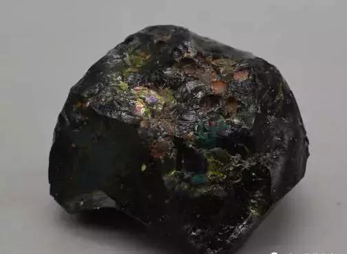 一块不起眼的石头竟然价值几个亿,一块不起眼石头拍出几个亿