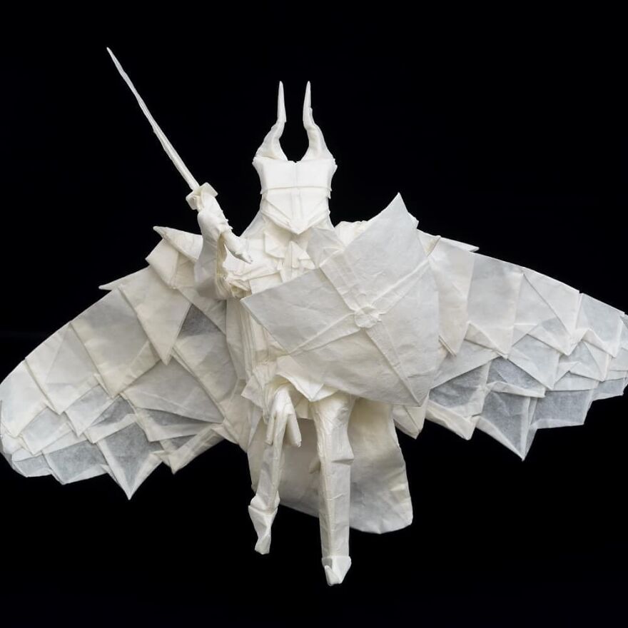 一张纸无裁剪？芬兰艺术家花了3个月的时间折叠一个武士