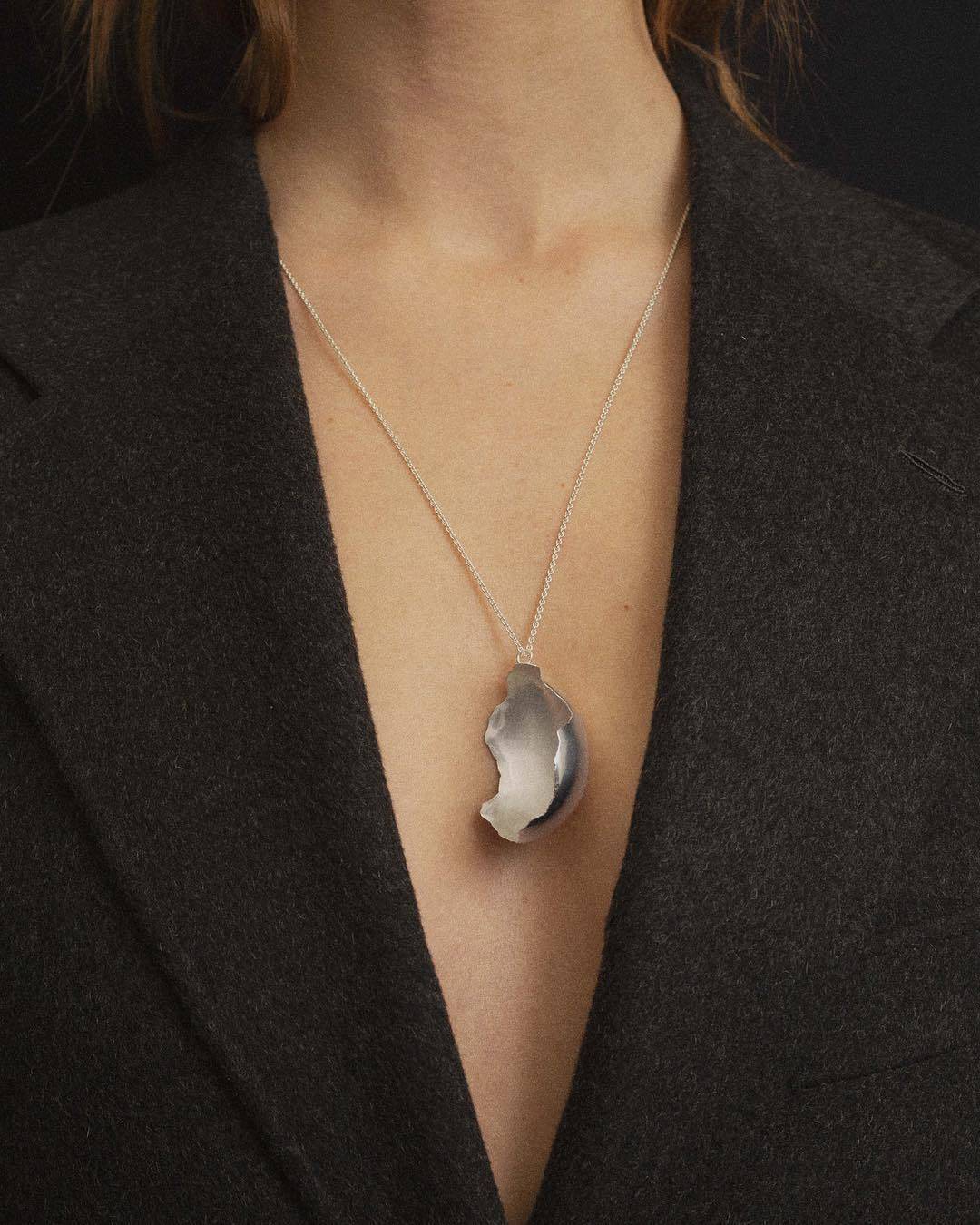 有时候质感就体现在小小的配件上，一件可以陪你穿梭日常的珠宝