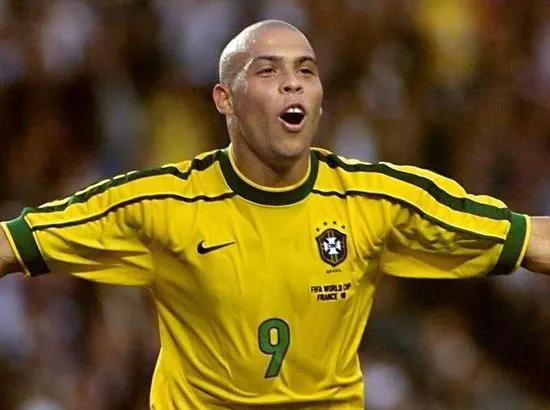 足球场豪情对抗,现役11人最强足球球员组成的阵容