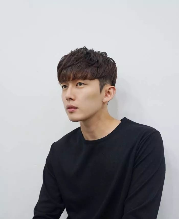 发际线比较高适合什么刘海发型男,发际线低适合什么刘海发型男生