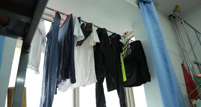 阳台晾衣服看着不美观还不方便怎么办？有哪些方法可以解决