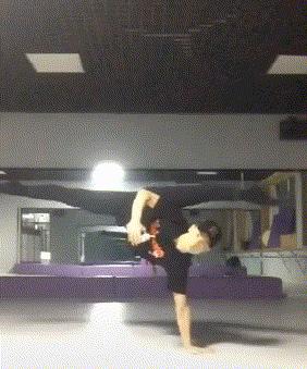 闺蜜生日送蛋糕还是送礼物呢,闺蜜过生日给他送什么零食好呢