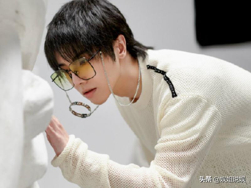 有种“整容”叫华晨宇戴眼镜，本以为变化不大，谁知帅成霸道总裁