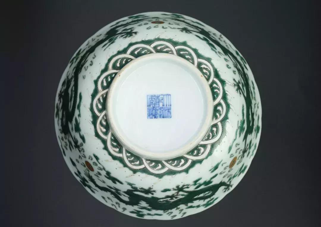 优画佳赏|素三彩：白地绿彩龙纹荷叶碗上玉娇龙