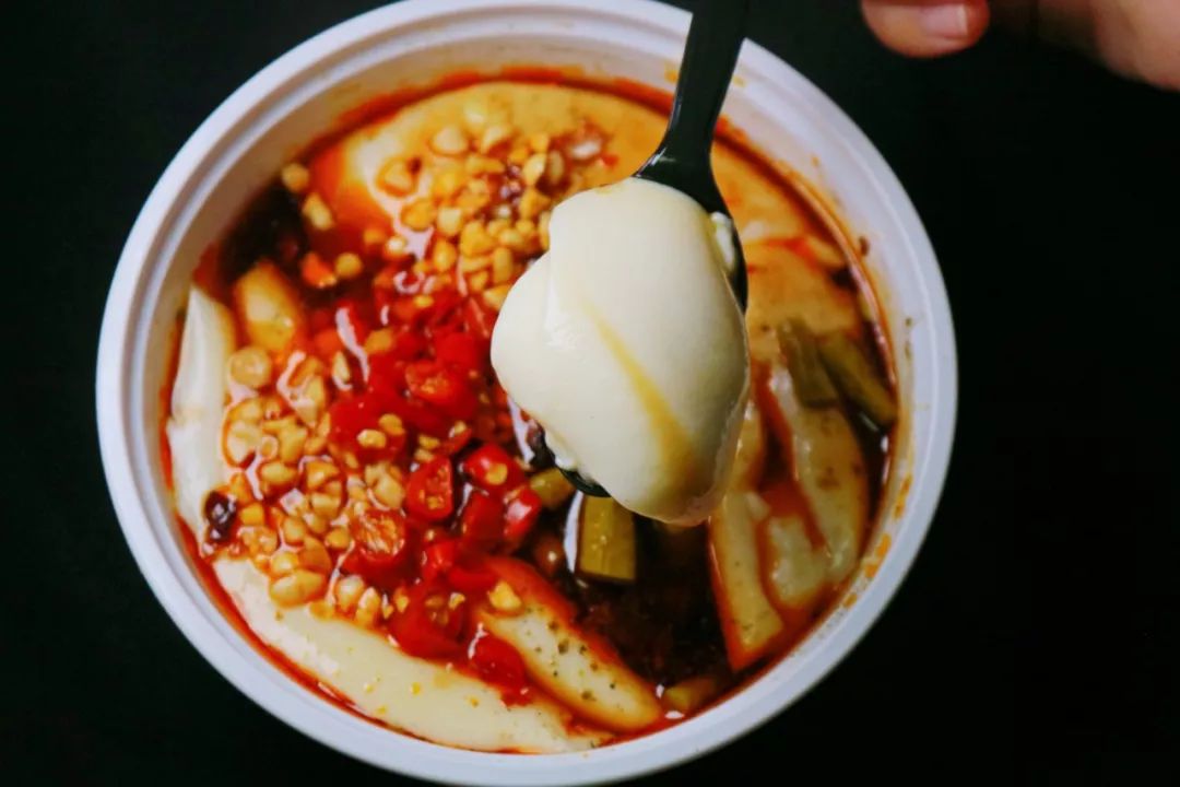 又小又偏！这碗藏在小巷深处的“魔鬼”豆花，我都舍不得曝光