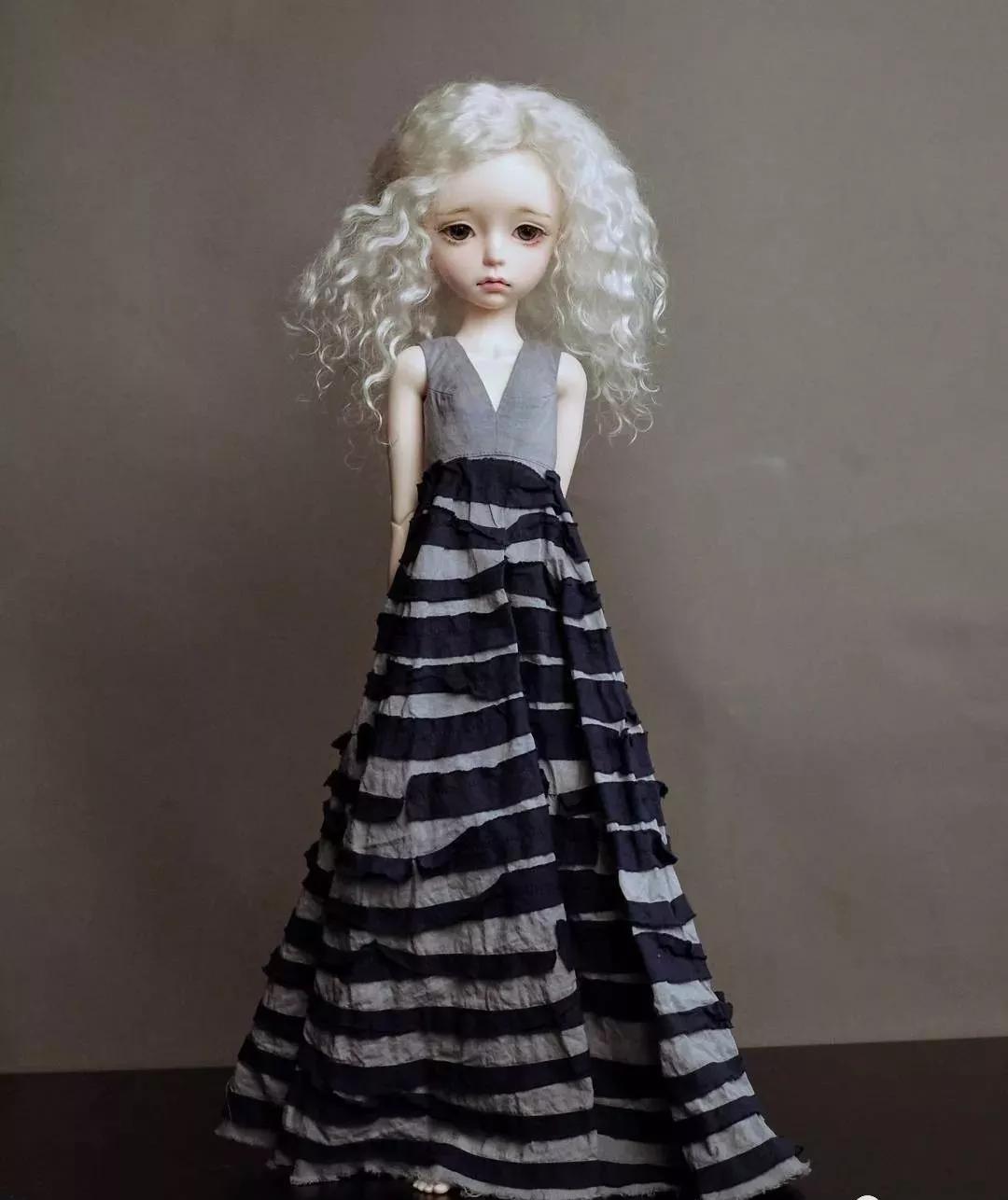 恨不能把她的芭比娃衣穿上自己身上......