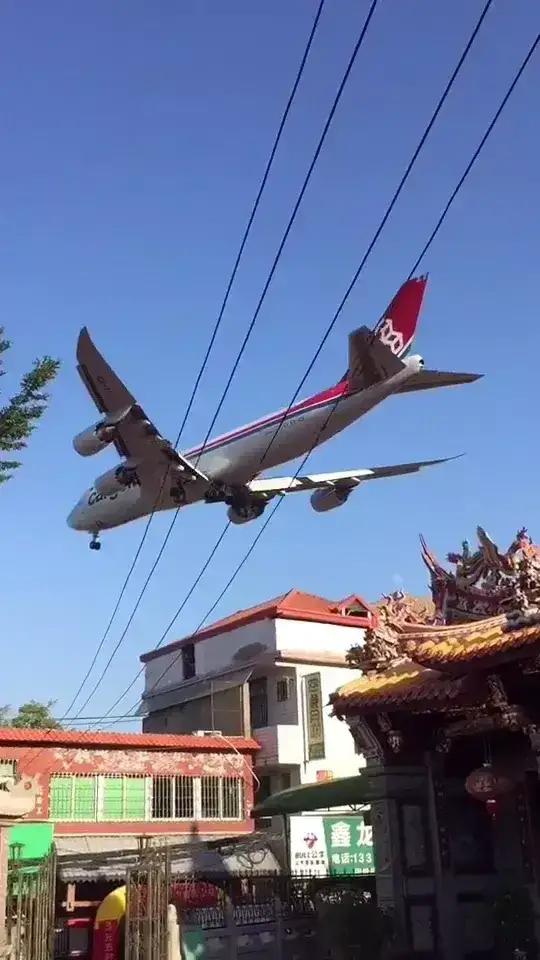 厦门高崎机场在殿前市区，游客来游朝天宫：举起手机就能拍大飞机