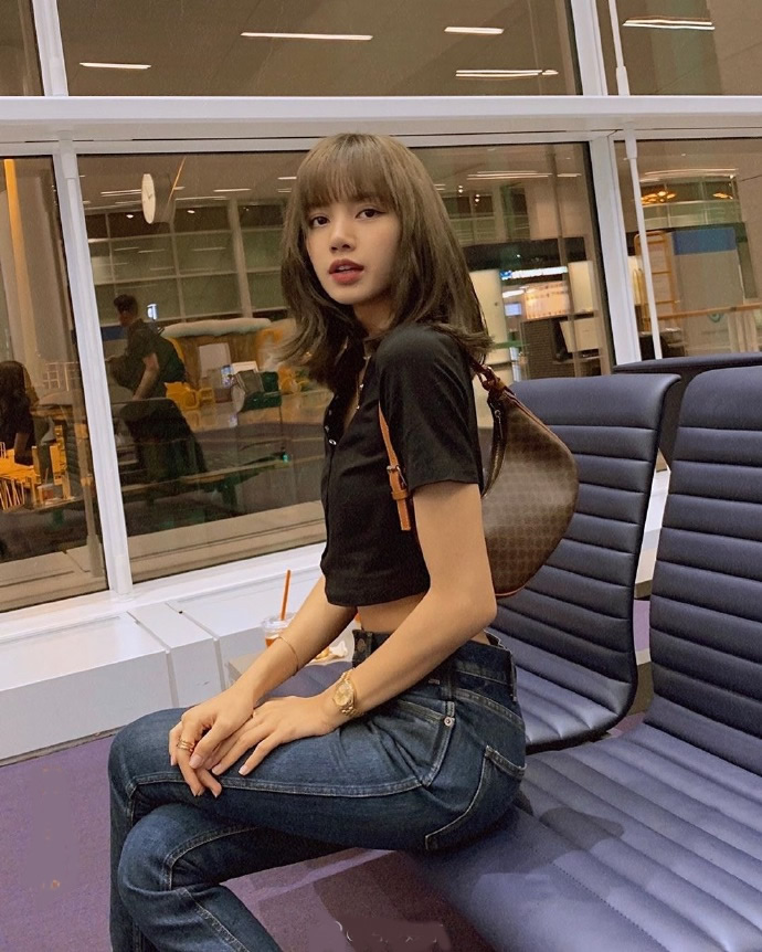 lisa穿牛仔裤泰国,lisa泰国牛仔套装造型图片