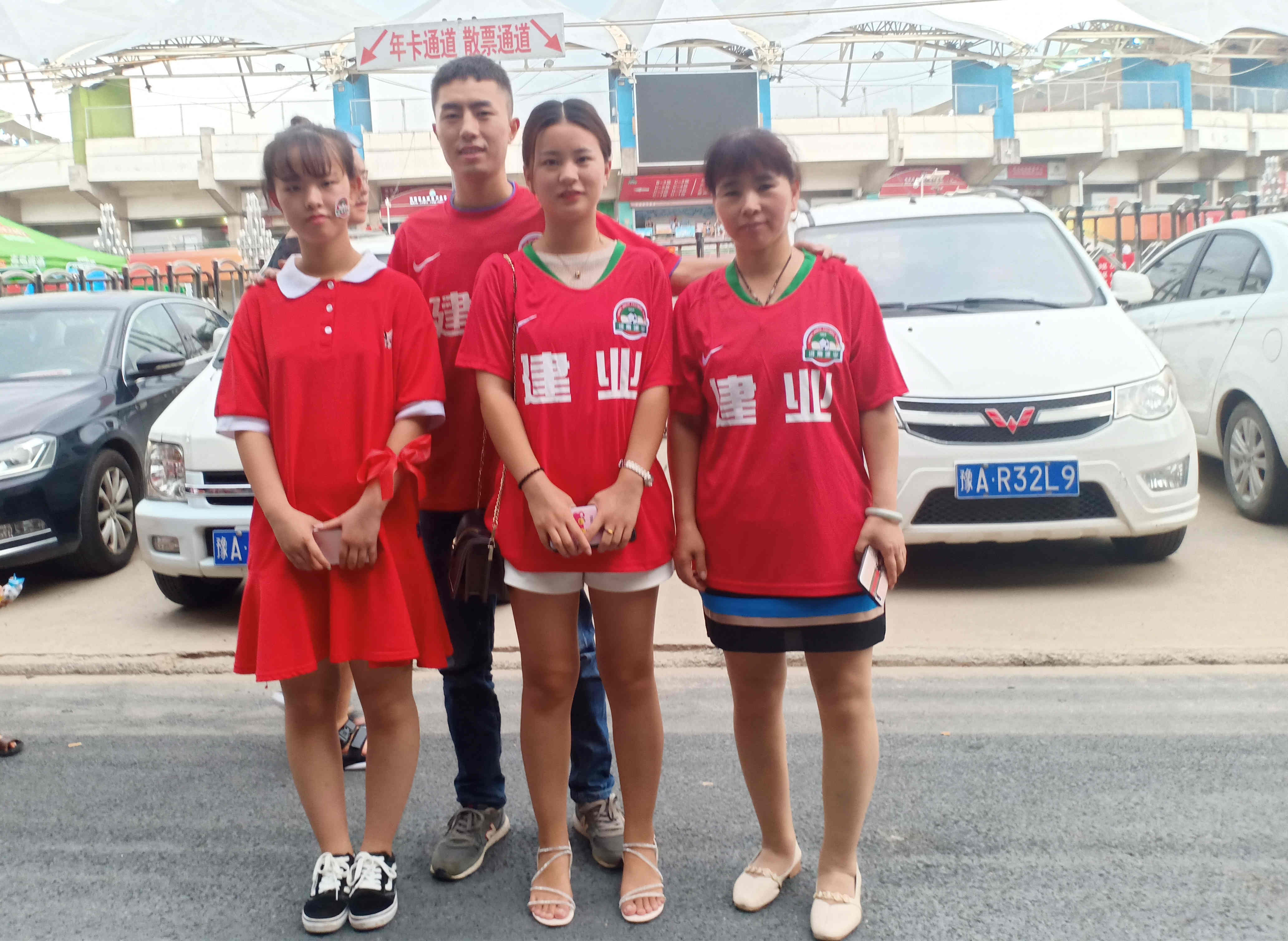 河南建业吴龑上看台,河南球迷和吴龑