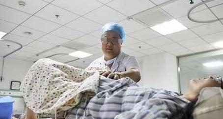 分娩遇到男医生,顺产生孩子遇到男医生