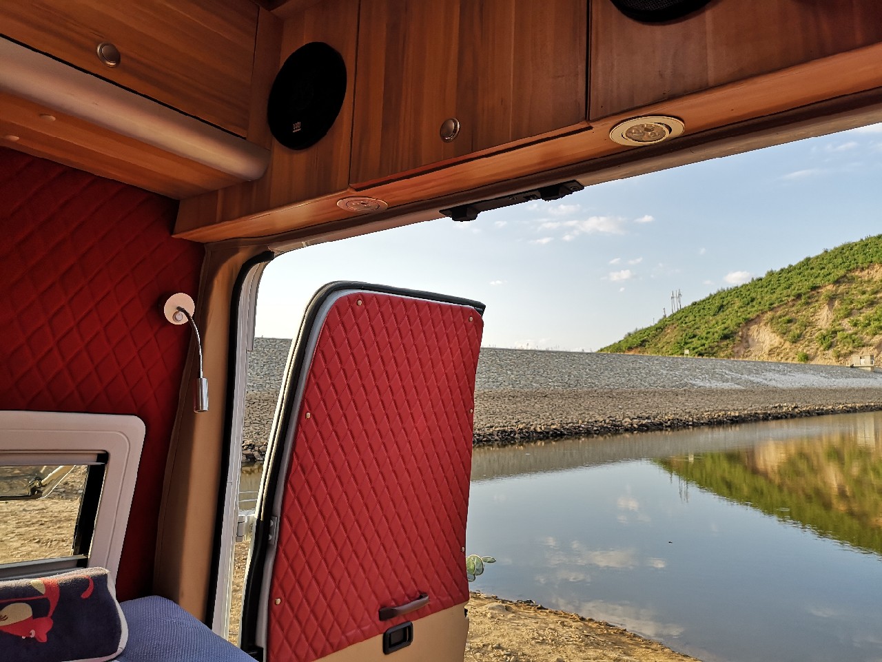 很惬意的路亚钓鱼,房车路亚野钓