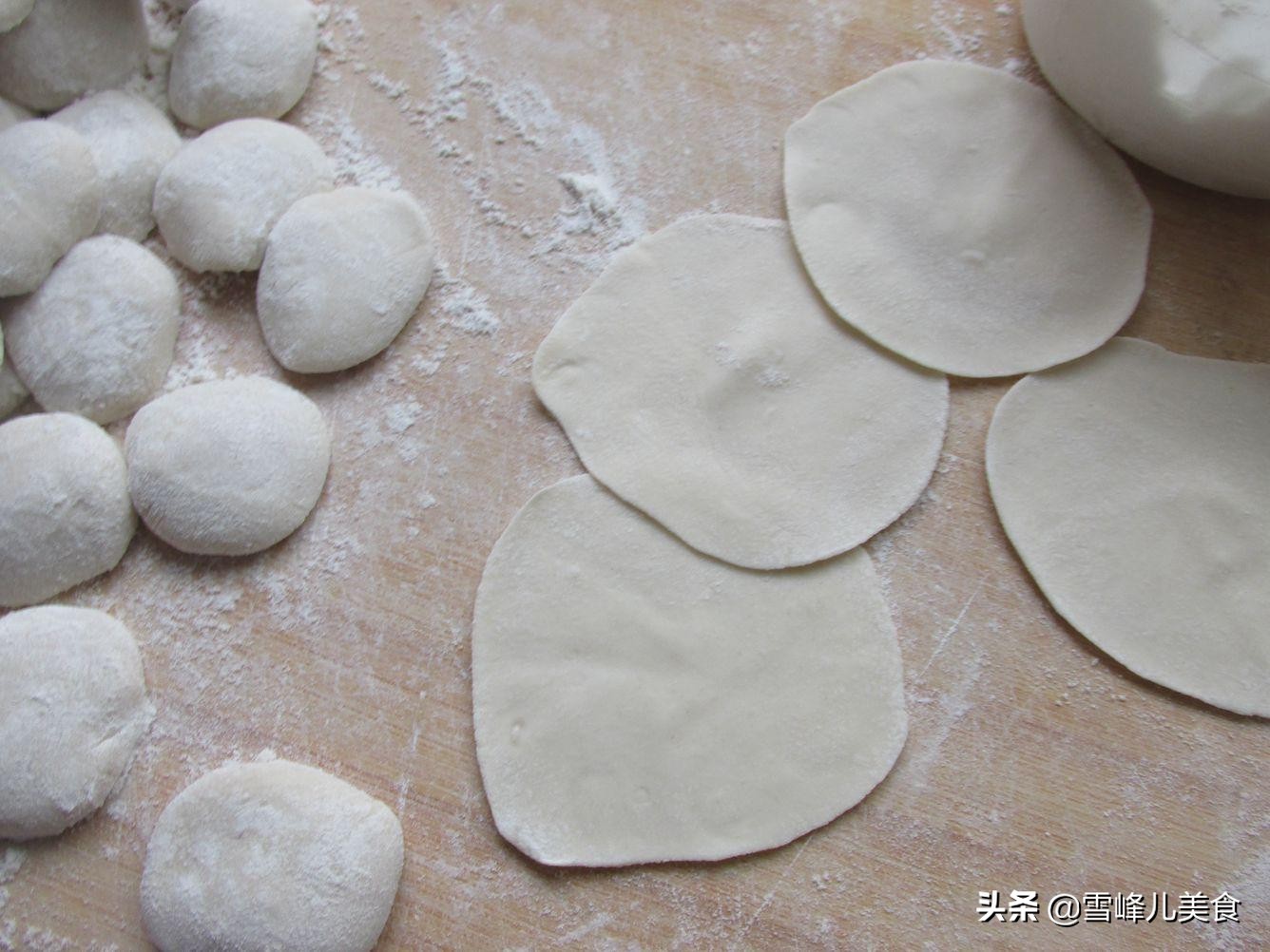 拌饺子馅先加水还是先放油,拌饺子馅先放菜先放油