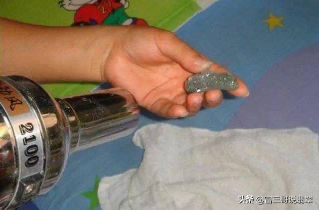 价值上亿的翡翠你知道几个呢,翡翠市场几十块钱的翡翠