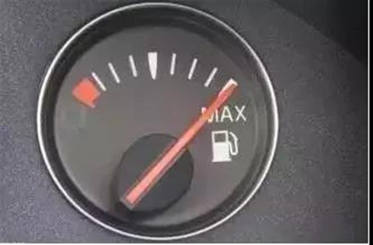 汽车油表显示与实际误差有多少,为什么汽车油表油量忽高忽低