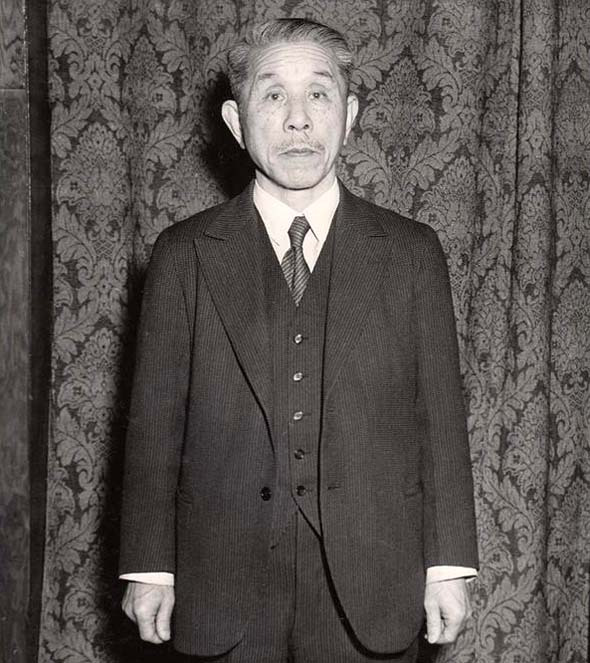 他组建南京国际安全区，救助救济中国难民，曾被两次授勋