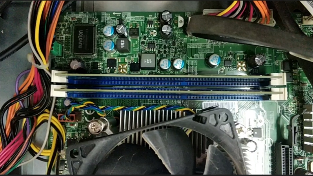 电脑开机闪屏过一会儿就不闪了,电脑开机一直闪屏进不去系统