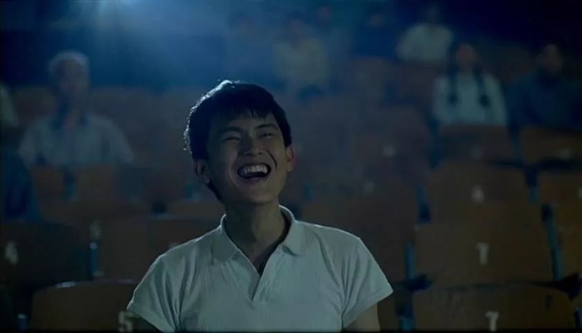 地位与张艺谋不相上下，他第一次做导演，扯掉了理想主义的遮羞布