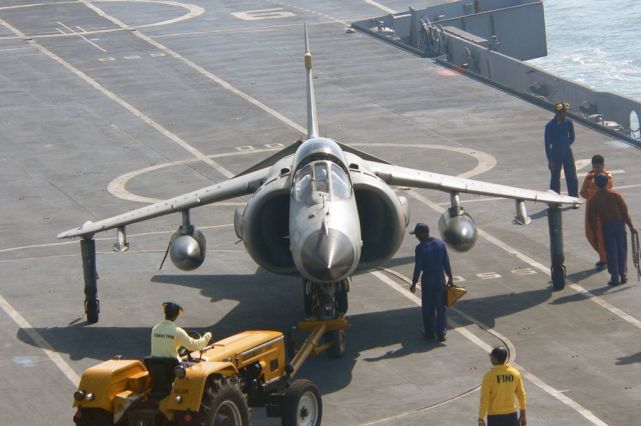 航母上的特种消防车,中国航母配备的飞机是什么型号