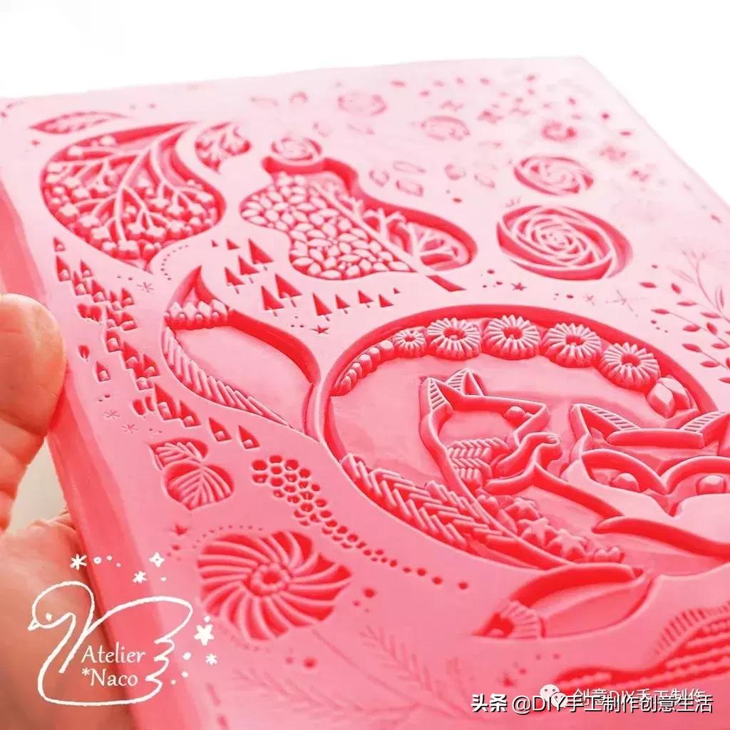 用笔刀雕刻橡皮擦,用刻刀在纸上刻字