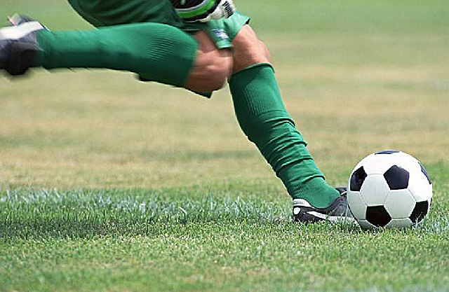 卡洛斯回国踢球依旧重炮,球王不踢球