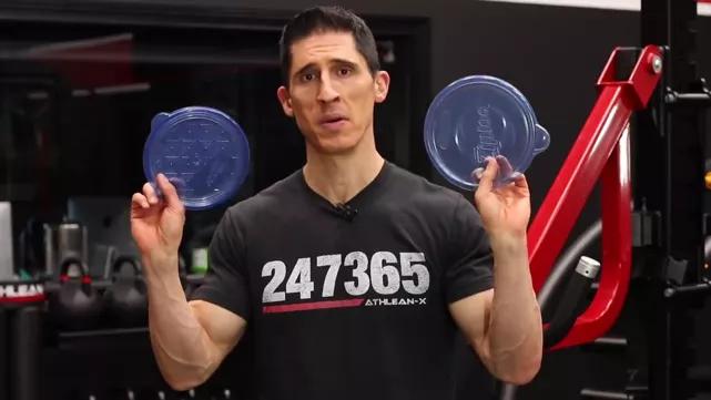 比钟南山还强！广西大爷102岁还在练哑铃，一身肌肉都是在家练的