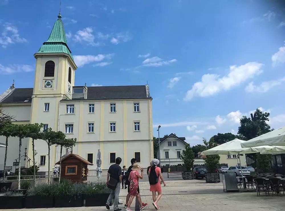 公共停车位被电动车霸占违不违法,电动车占用公共停车位的行为