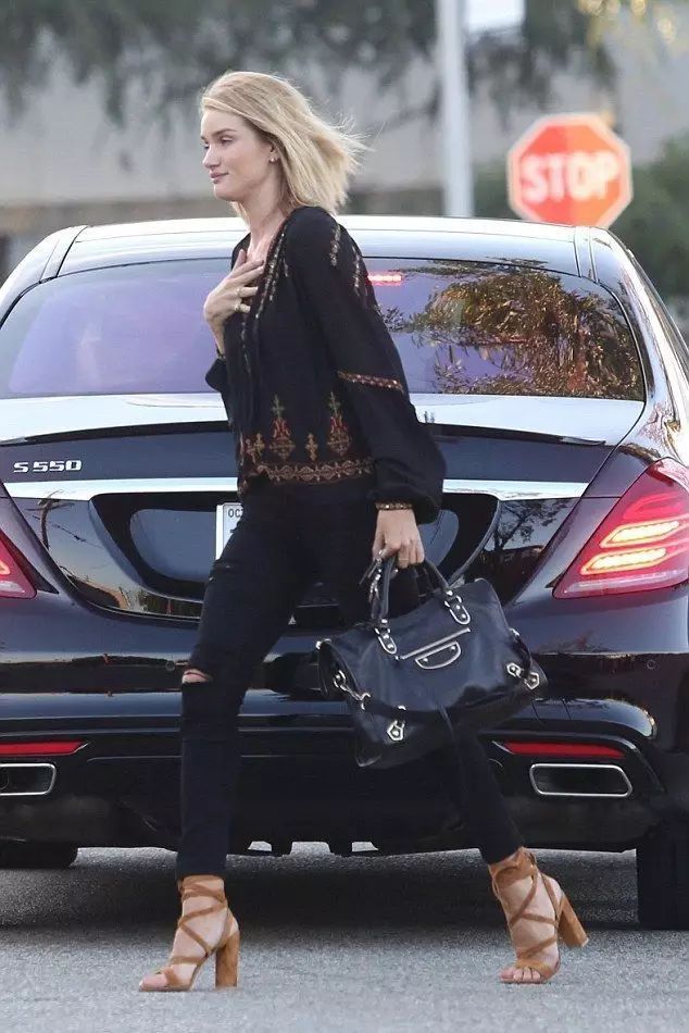 巴黎世家月牙机车包搭配,巴黎世家机车包怎么选