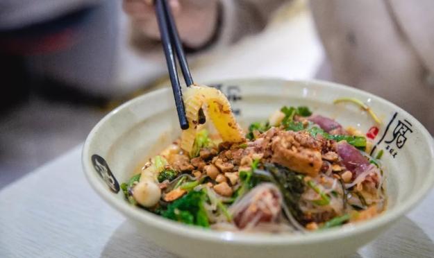 忆童年临沂学校门口的水煮串串香,学校路边摊小吃麻辣串串