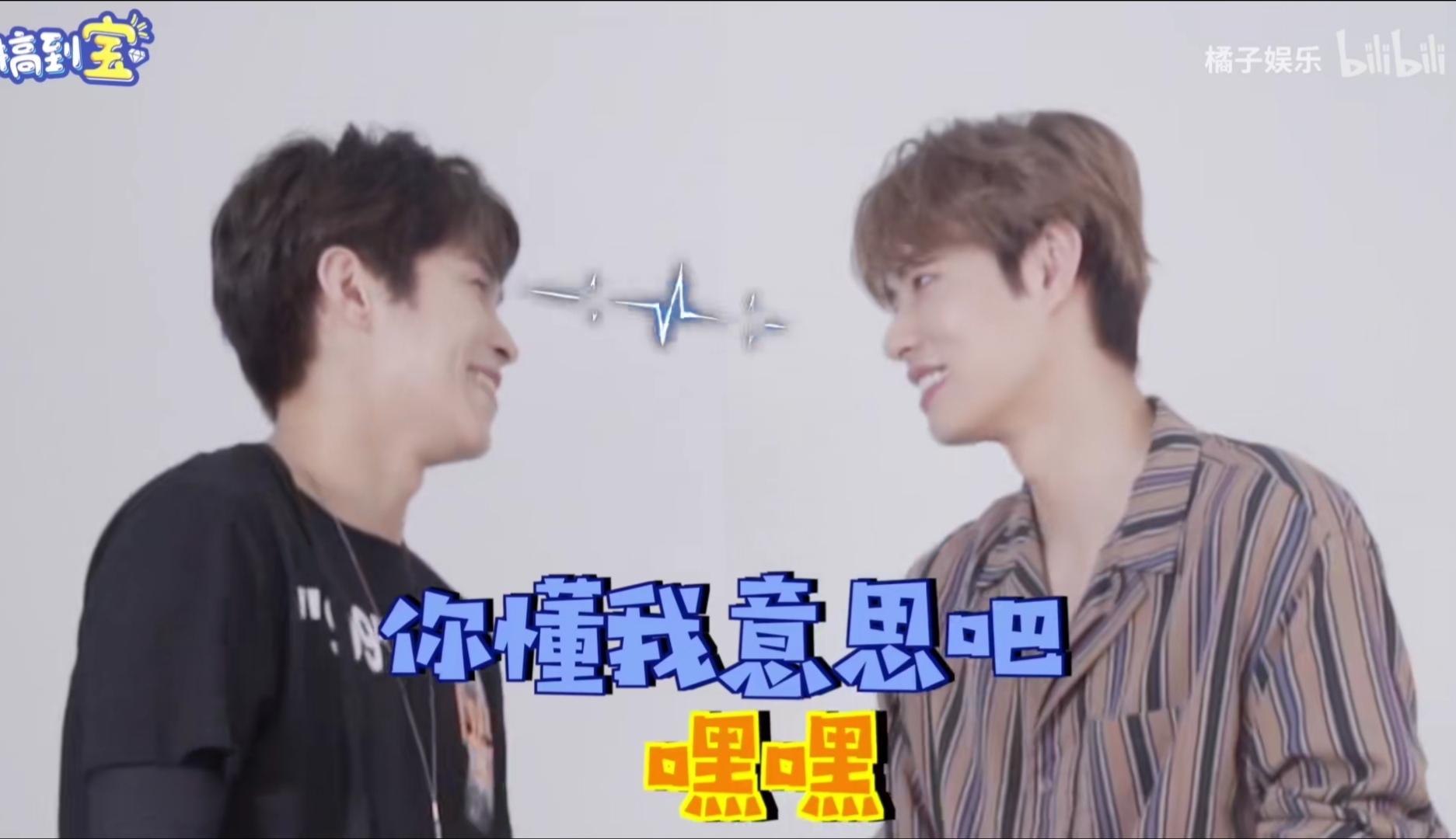 赵丽颖王一博录节目蓝色吊带上衣,赵丽颖王一博快本对视说话