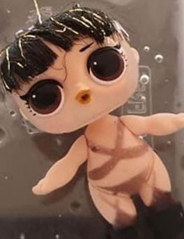 玩具娃娃放入冰水竟露出情趣内衣，英国家长愤怒：我们被骗了